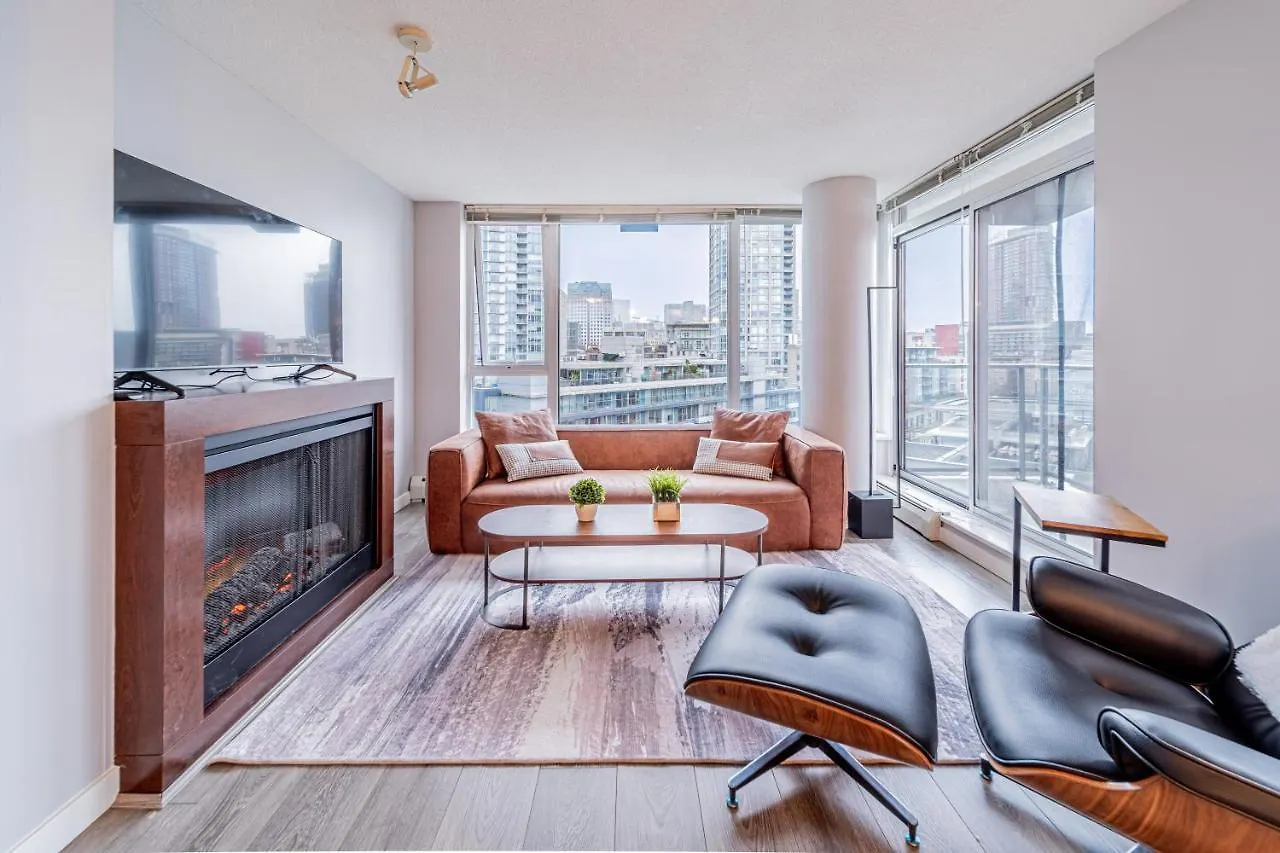 Amazing Views ! Leather Furniture ! Cozy Condo! Vancouver Apartment